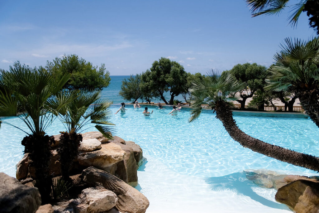 seaview wedding with the most stylist sweet heart table